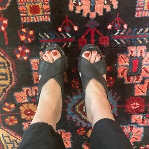 Vera Wang black platform sandal